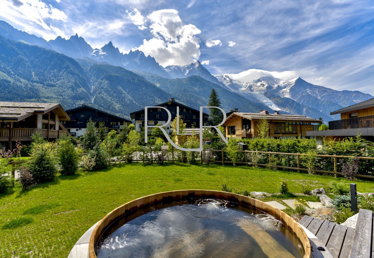 Chalet les Trois Soeurs has a large wooden hot tub on the lower deck