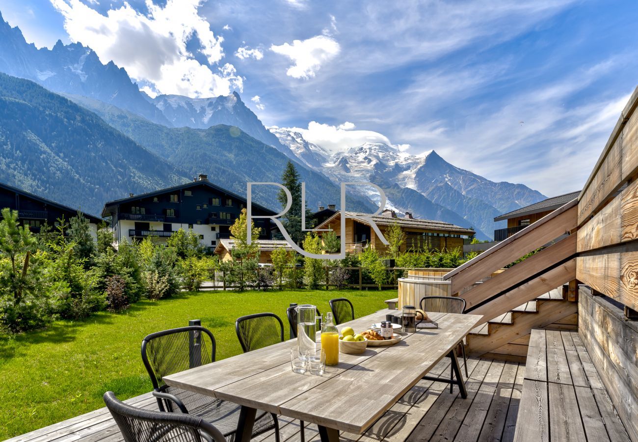 Chalet les Trois Soeurs has panoramic mountain views including the les Bossons glacier