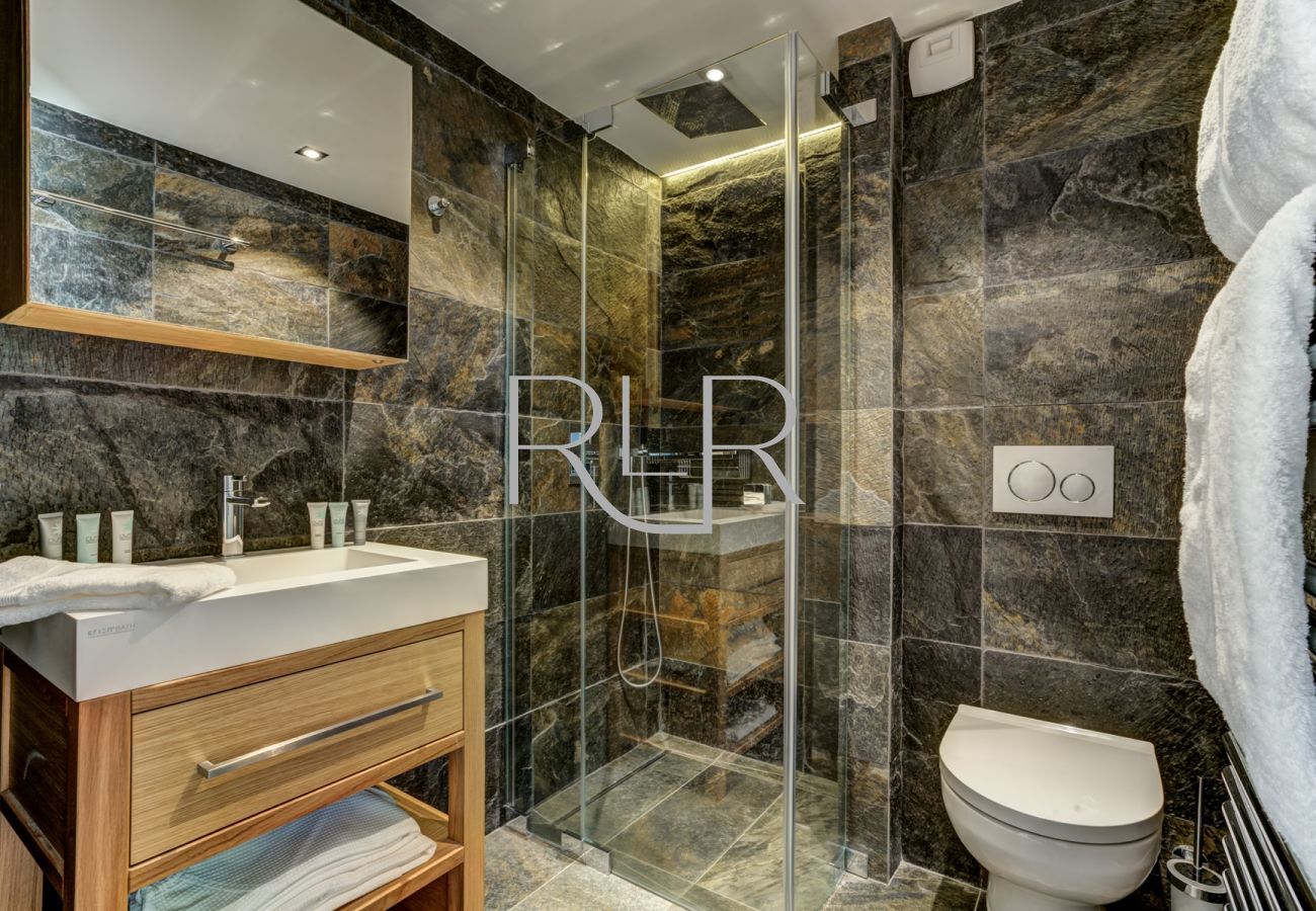 Bedroom 4 of Chalet Black Pearl has an ensuite shower room with WC