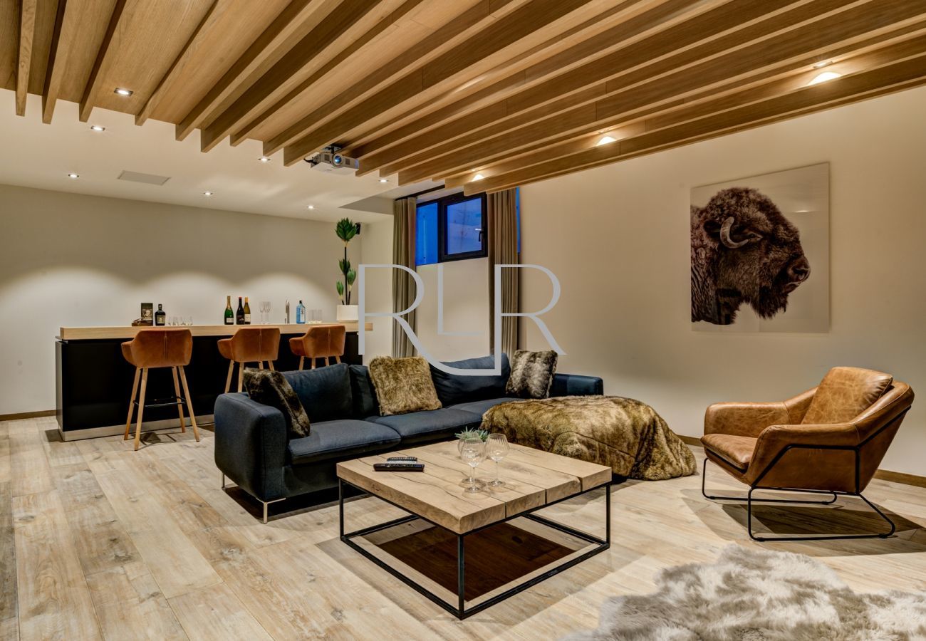 Chalet Black Pearl has a cinema room with a bar