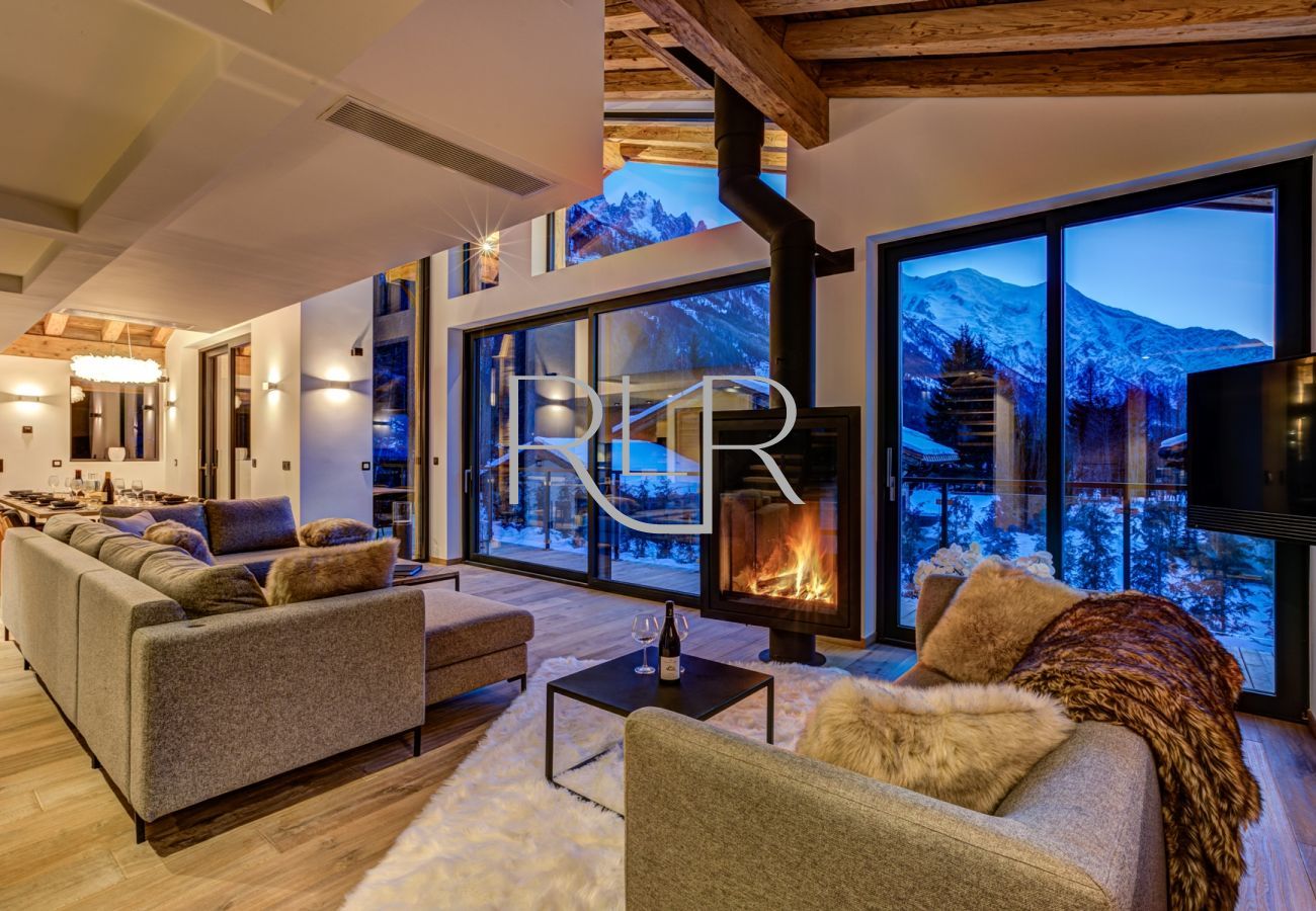 Chalet Black Pearl has a log burner and open mountain views 