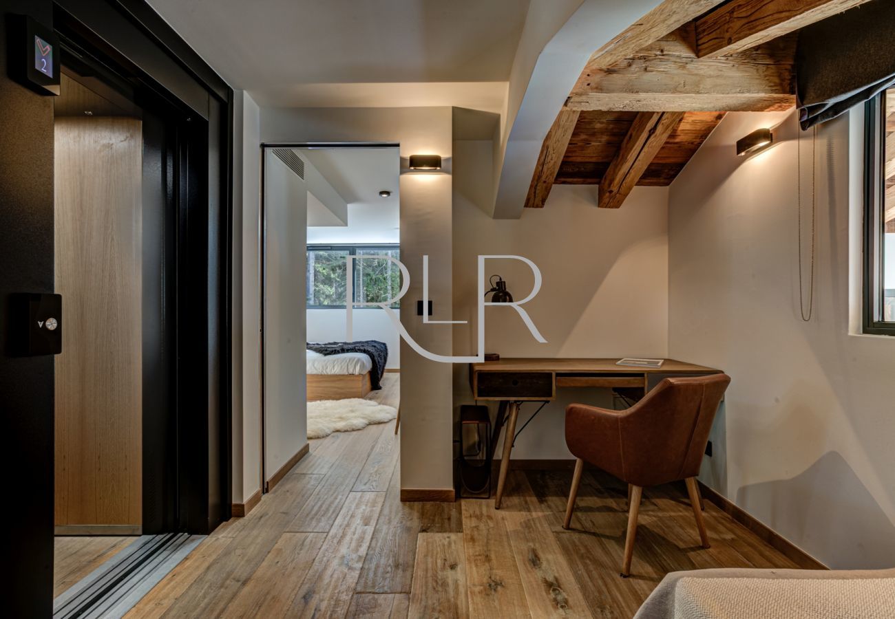 The top floor of Chalet Black Pearl consists of a master suite including an office area