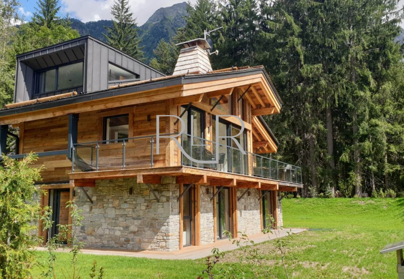 Chalet Black Pearl has an impressive mountain backdrop