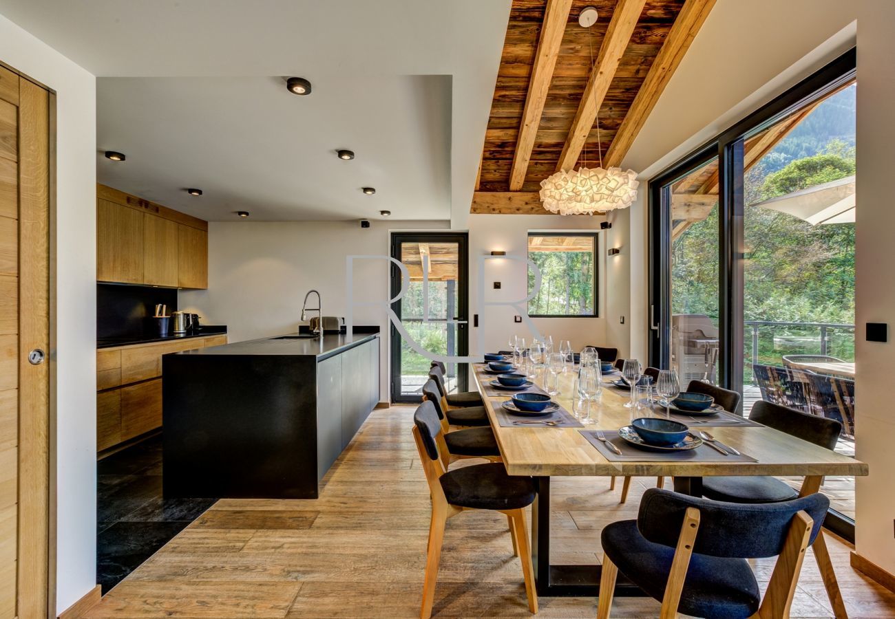 Chalet Black Pearl has a kitchen with stone worktops and a walk-in pantry 