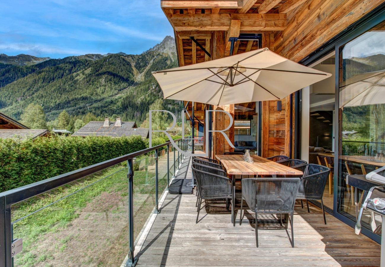 Chalet Black Pearl has outdoor dining table and a gas BBQ 