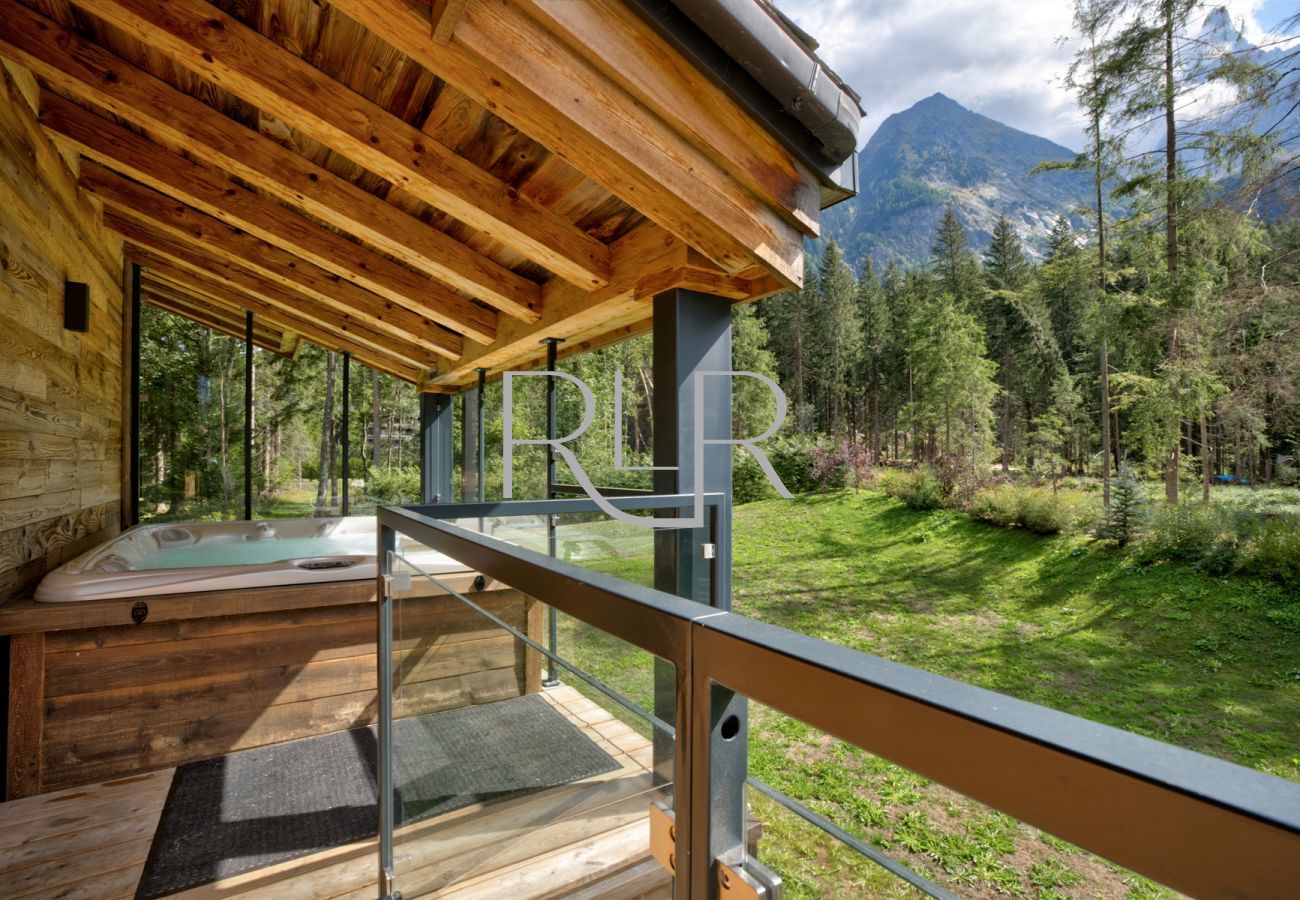 Chalet Black Pearl has a covered hot tub for all weathers