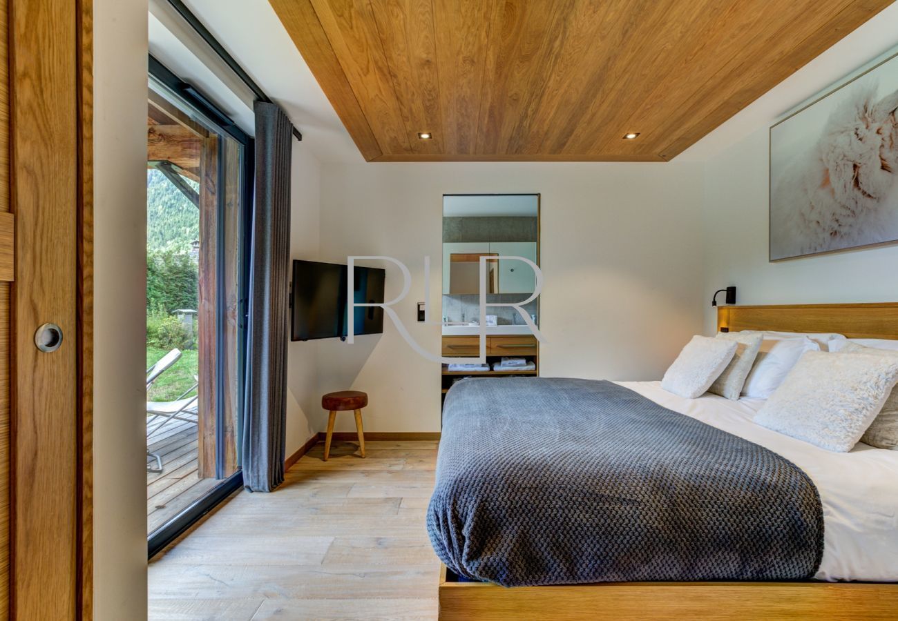 Bedroom 2 of Chalet Black Pearl  is a flexible double or twin room with ensuite