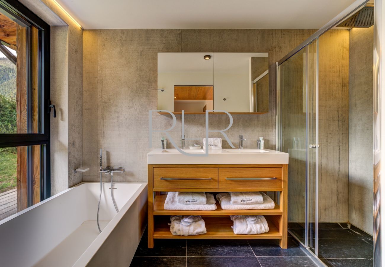 The ensuite bathroom to Bedroom 2 in Chalet Black Pearl has a separate shower, and a WC