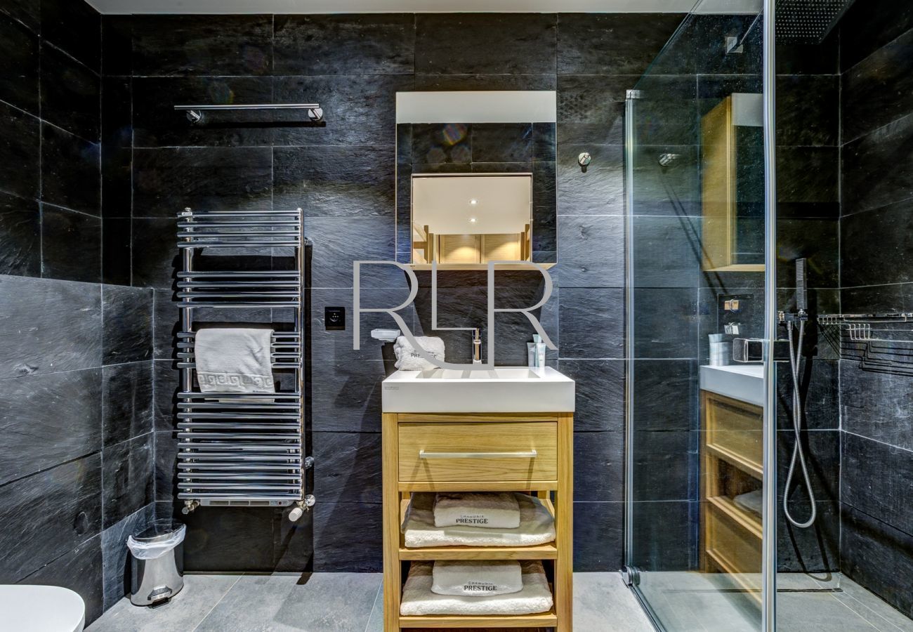 Bedroom 5 of Chalet Black Pearl has an ensuite shower room with WC