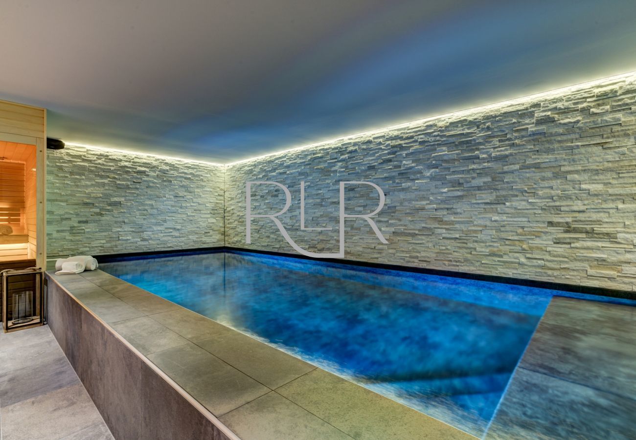 Chalet Black Pearl has a resistance swimming pool (water temp 28°C)