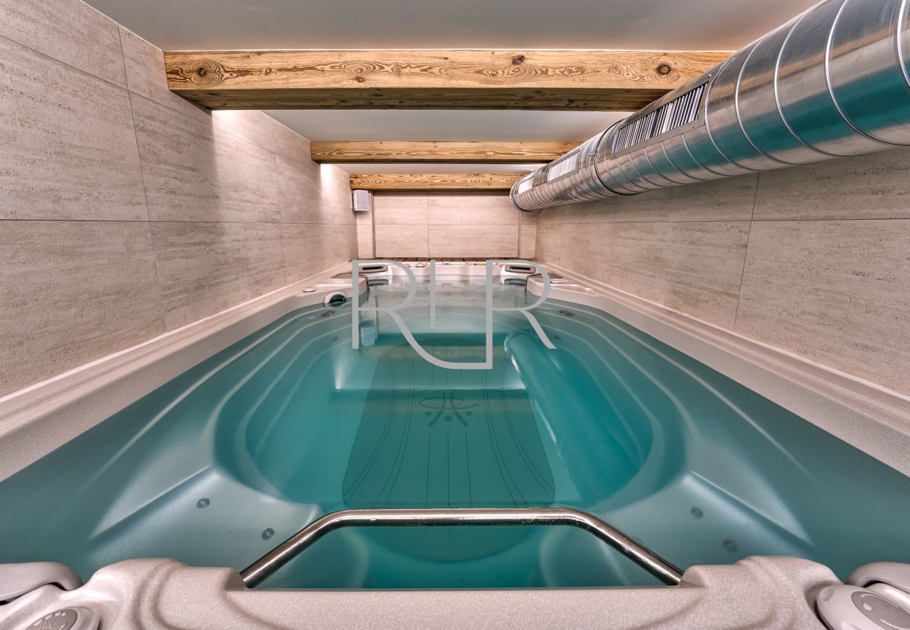 Chalet Silver Forest has a swimming pool with a resistance setting; water temperature 28° 