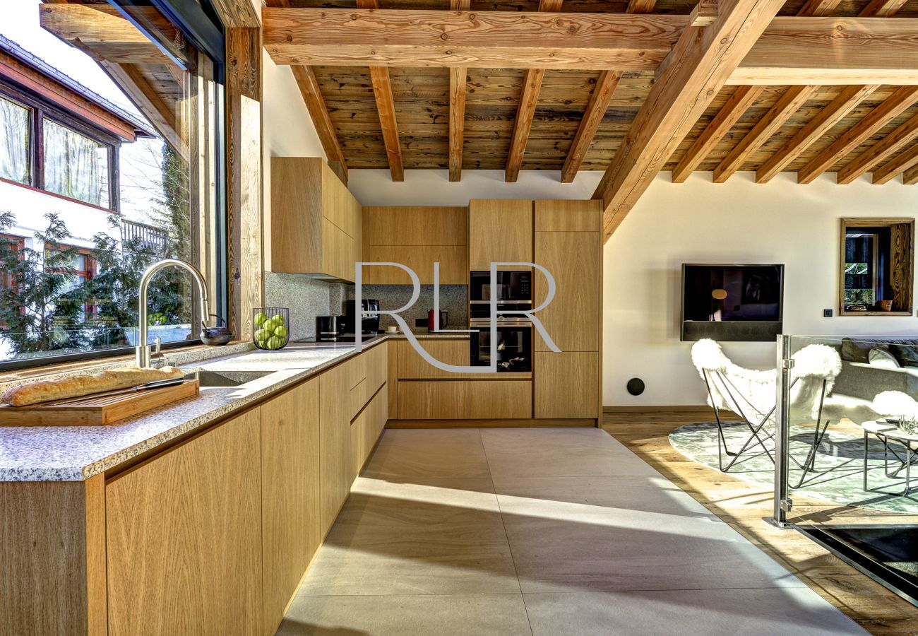 Chalet Silver Forest has a stylish, well-equipped kitchen with stone worktops