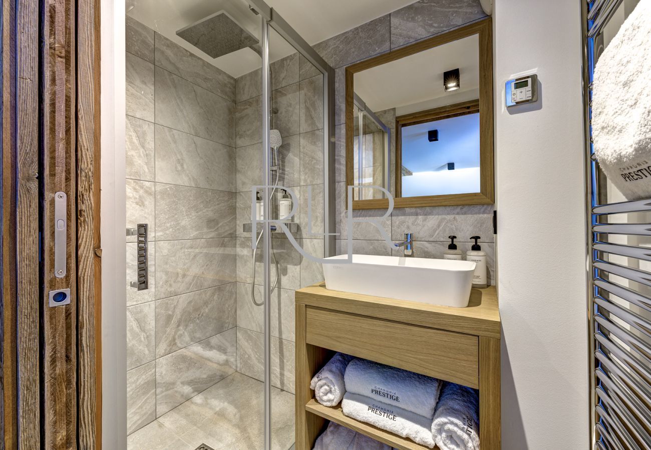Bedroom 3 of Chalet Silver Forest has an ensuite shower and basin 