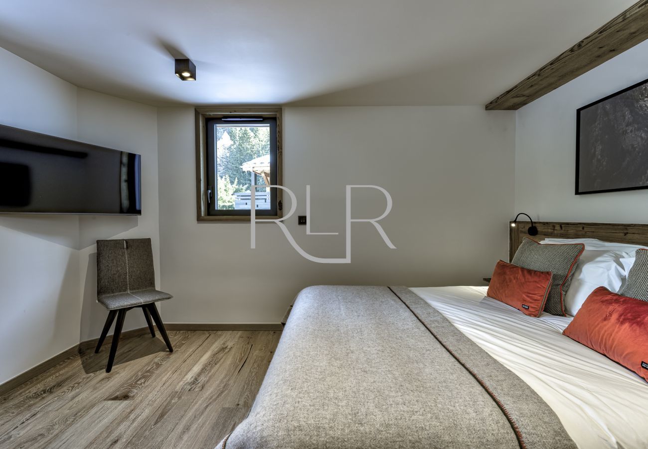 Bedroom 2 of Chalet Silver Forest is a double room with ensuite shower room with WC