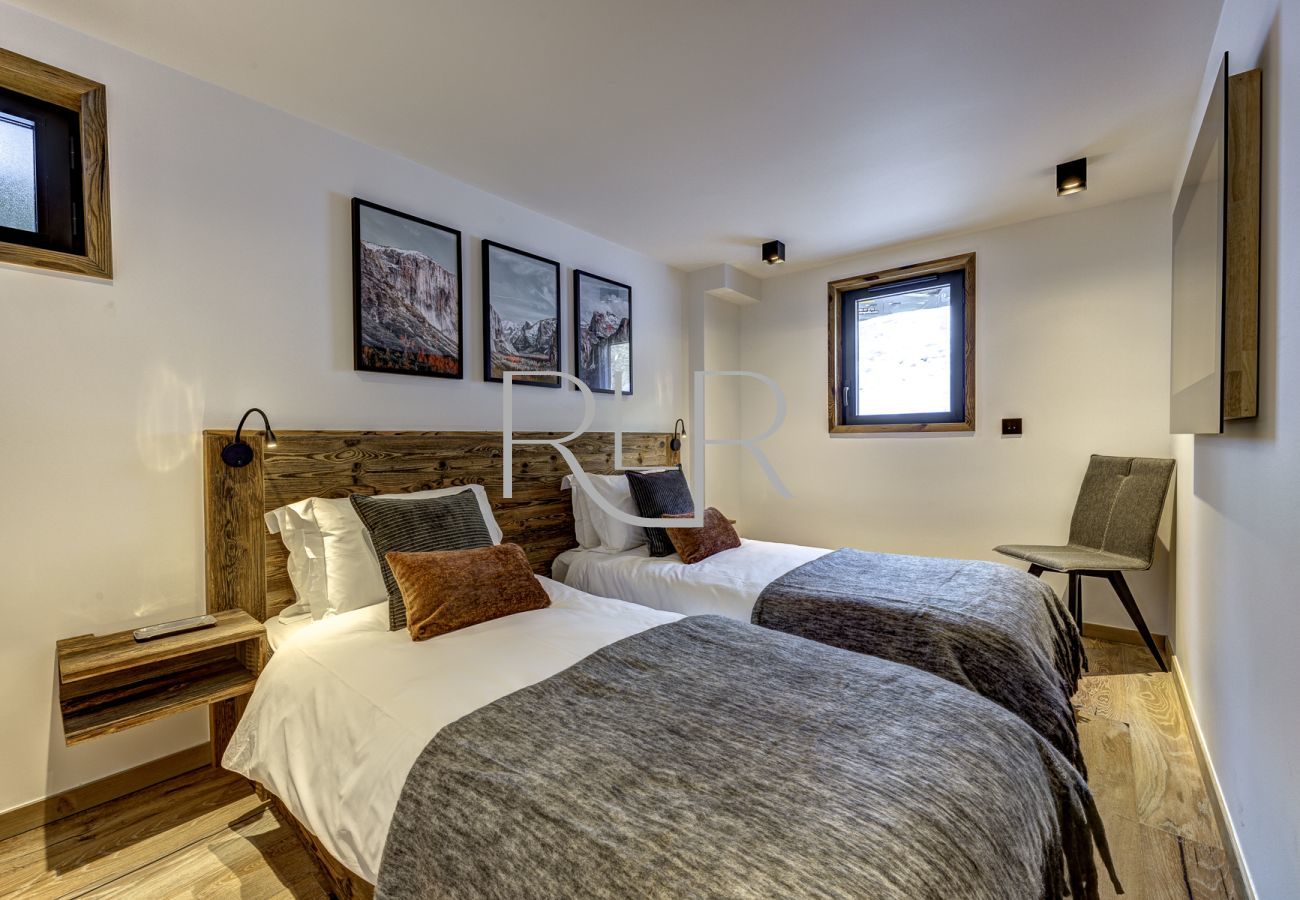Bedroom 4 of Chalet Silver Forest is a flexible double or twin room with bathroom