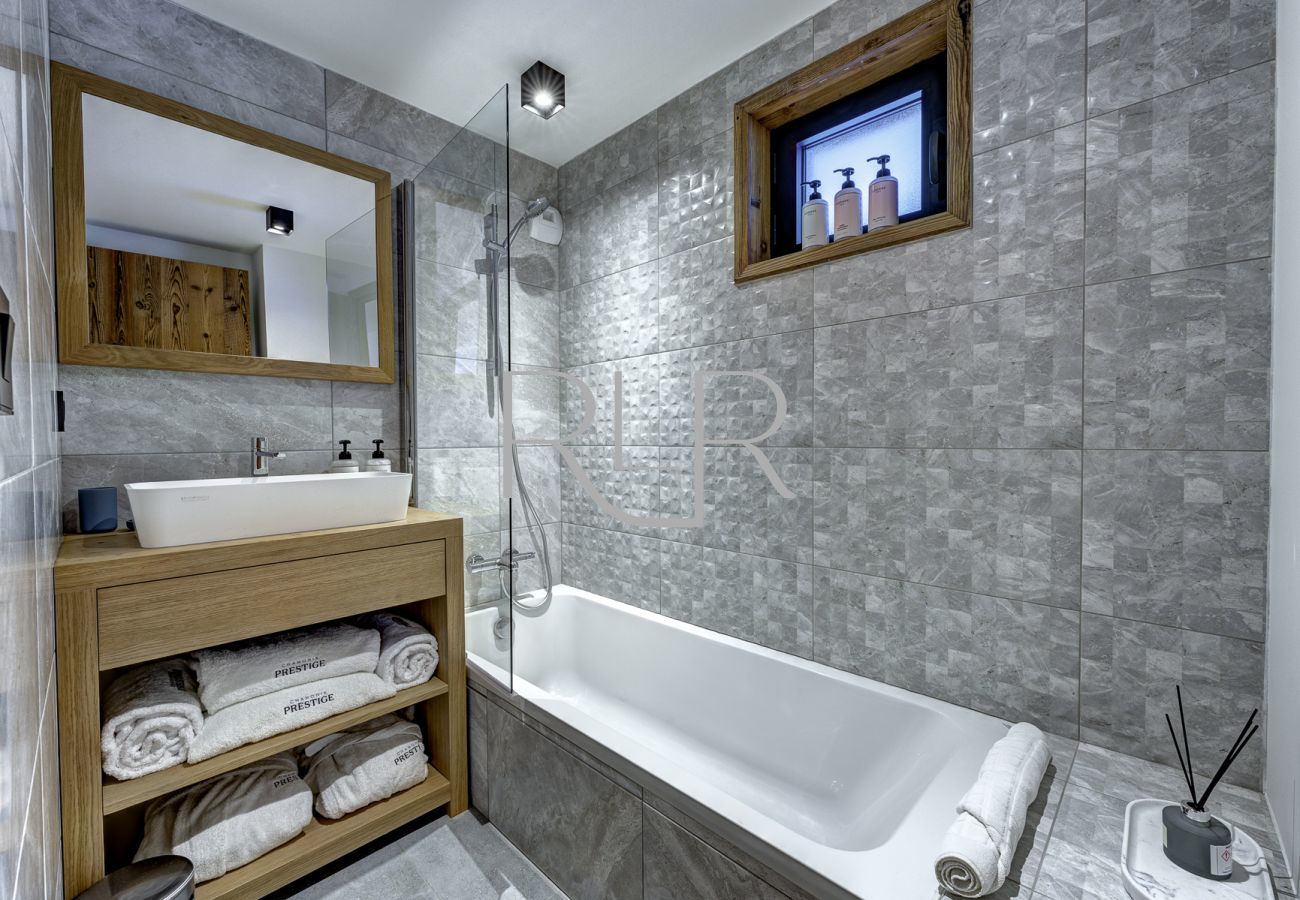 Bedroom 4 of Chalet Silver Forest has an ensuite bath and basin 