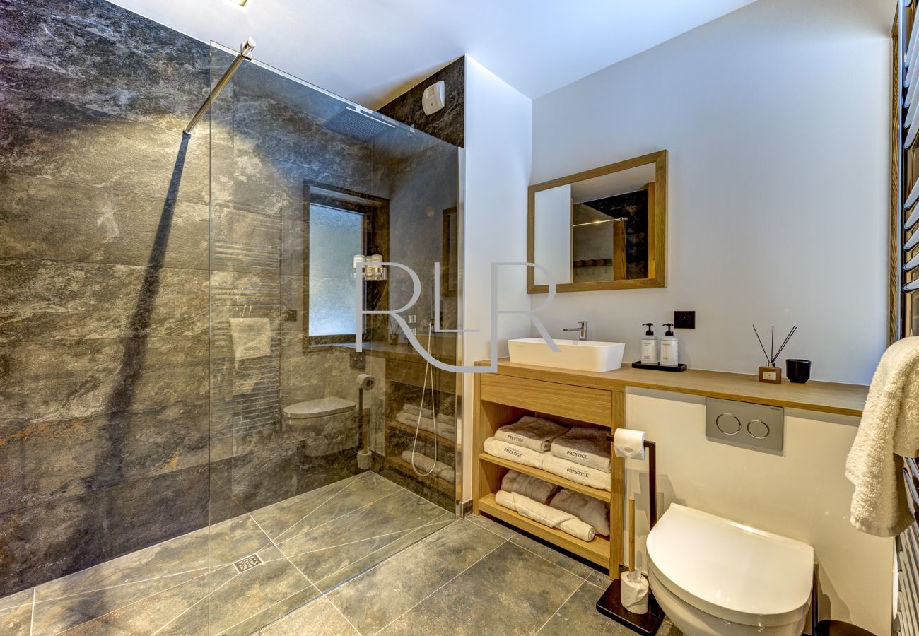 The ensuite bathroom to Bedroom 1 in Chalet Silver Forest has a shower, and WC