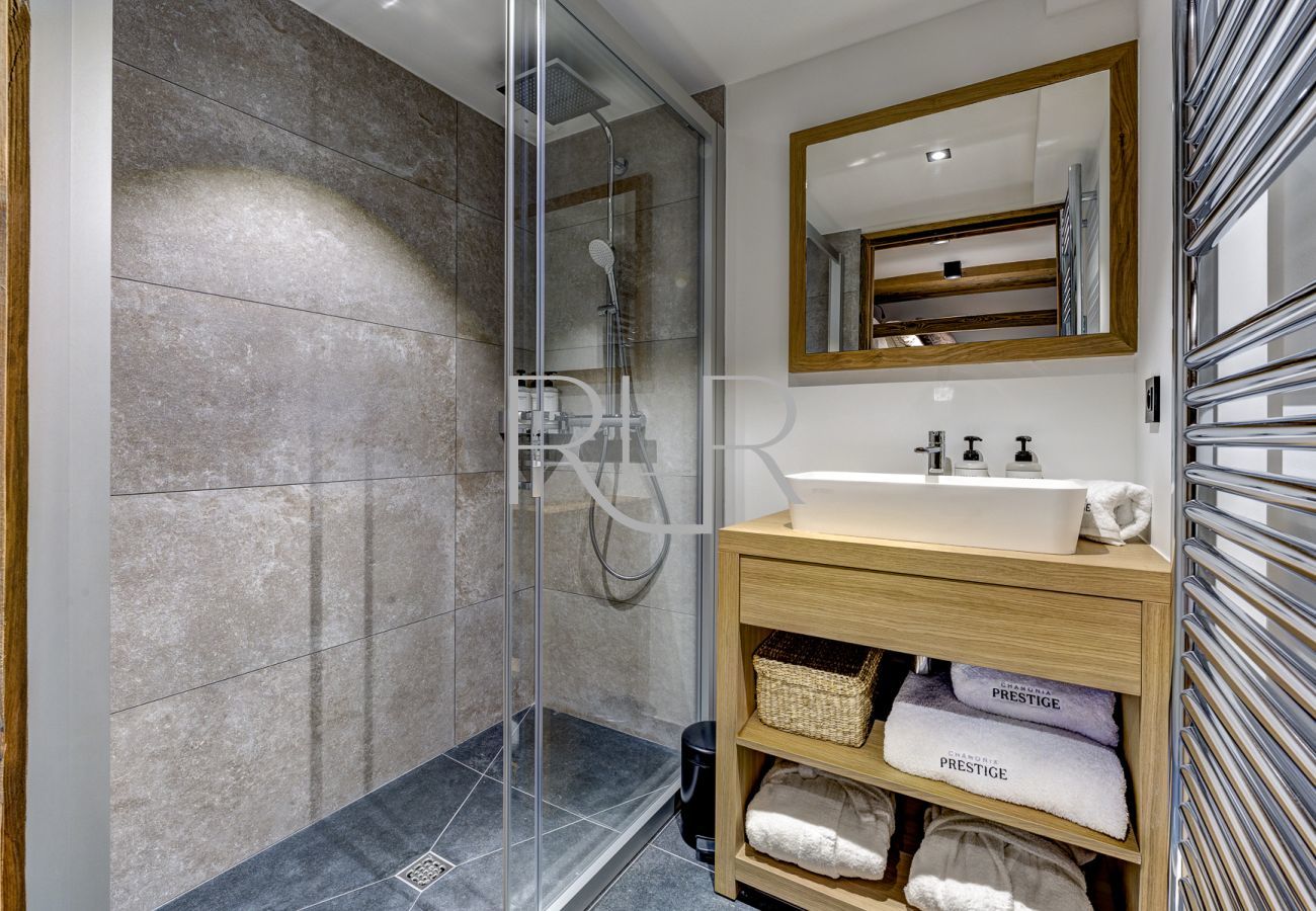 Bedroom 5 of Chalet Silver Forest has an ensuite shower and basin 