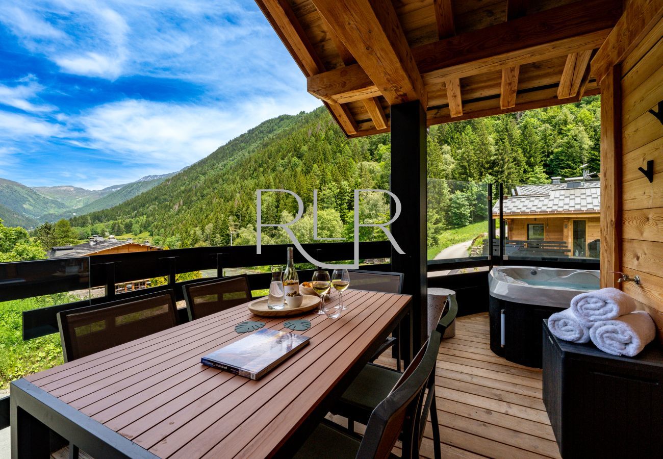 Chalet Silver Forest has a hot tub on the balcony off the living area.