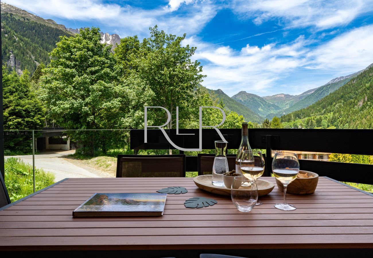 Chalet silver Forest has beautiful views up the Chamonix Valley towards le Tour  