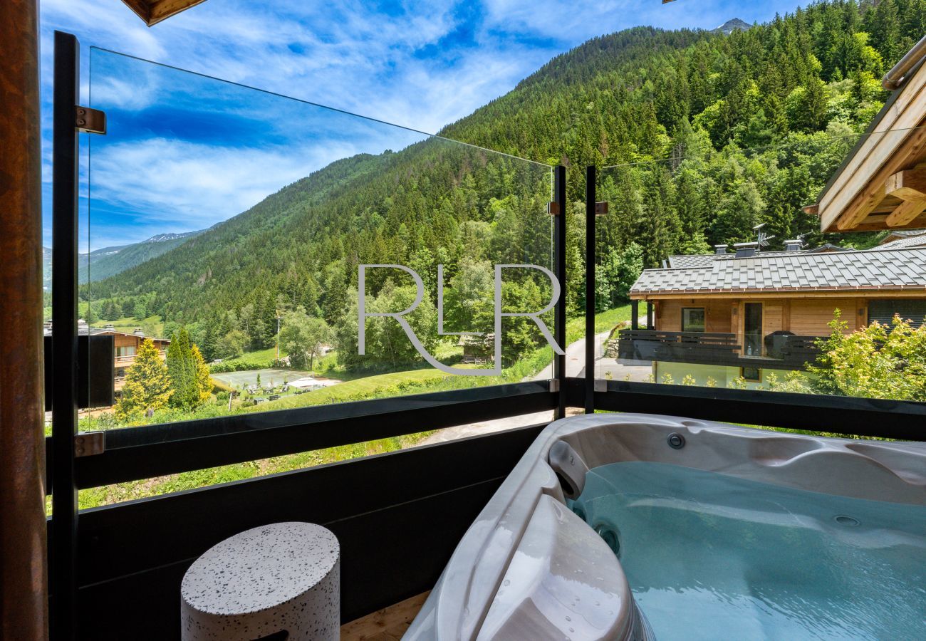 You can relax in the hot tub on the balcony of Chalet Silver Forest  