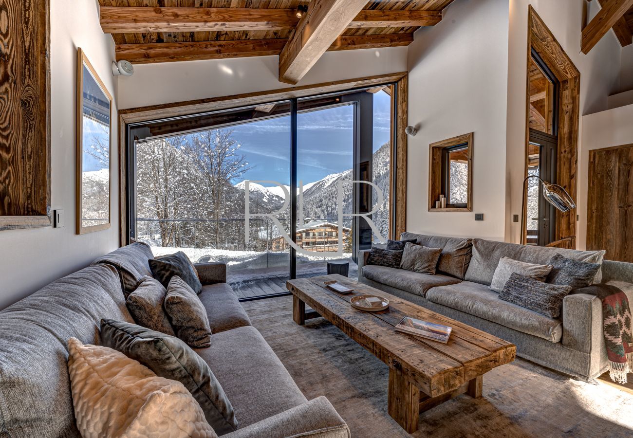 Chalet Silver Forest has lounge seating with beautiful mountain views.