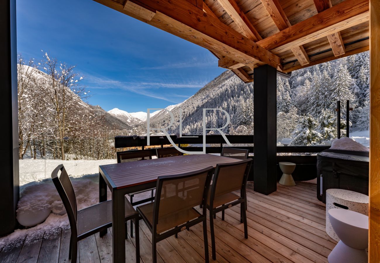 Chalet Silver Forest has a hot tub on the balcony off the living area.