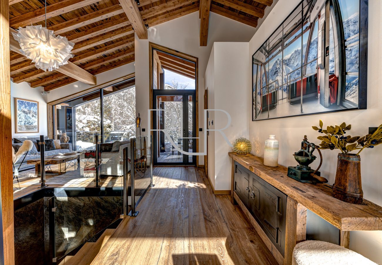 Chalet Silver Forest has an open plan lounge,  kitchen and dining area.