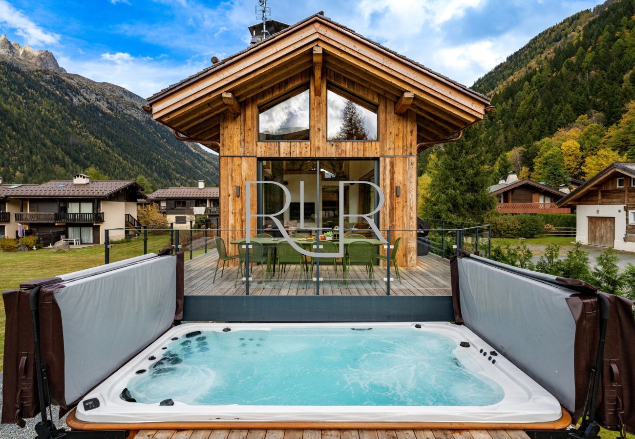 Chalet les Côtés du Lavancher has a Swim Spa and large balcony at the front of the chalet.