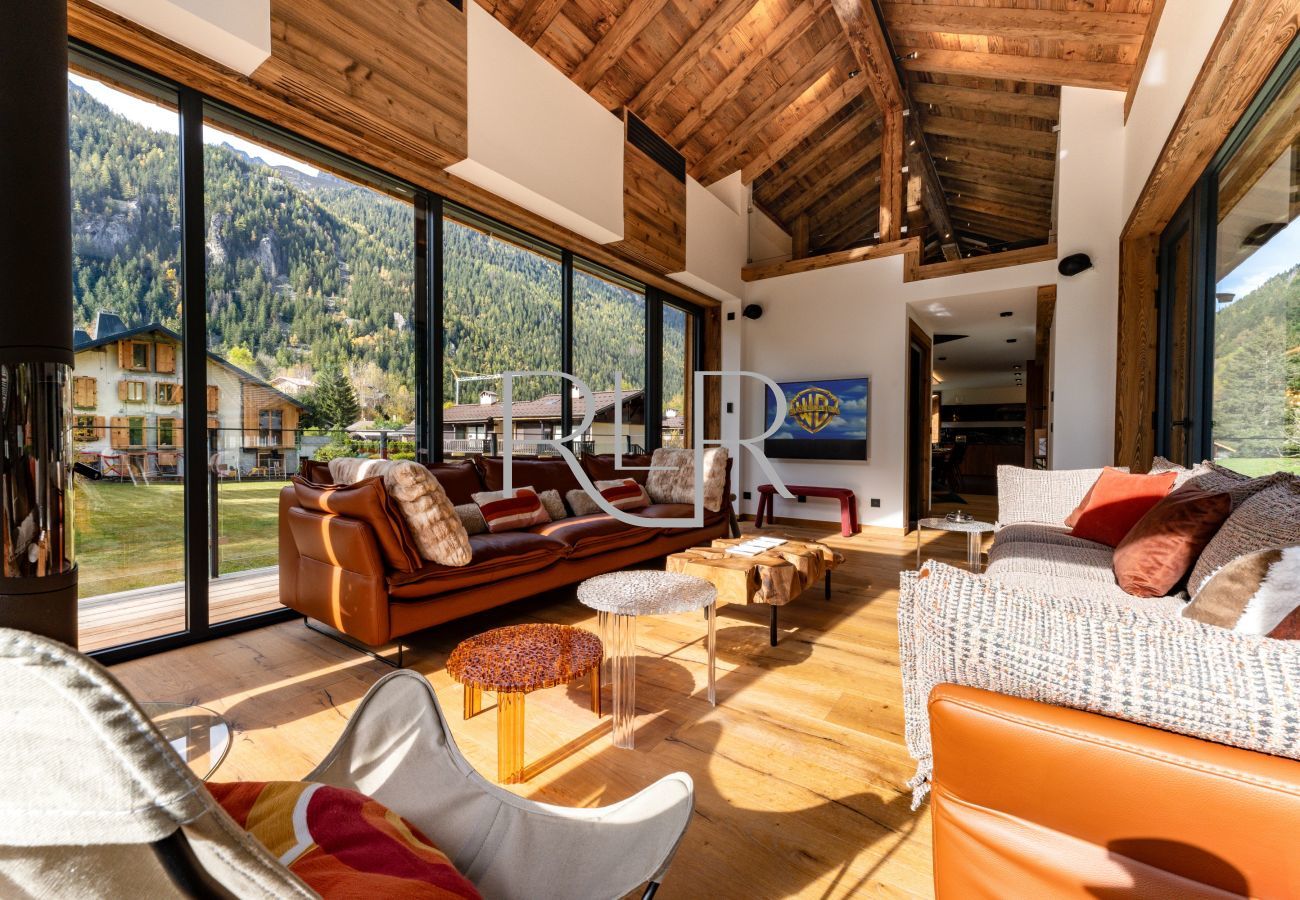 Chalet les Côtés du Lavancher has a Smart TV and log burner for relaxing evenings.