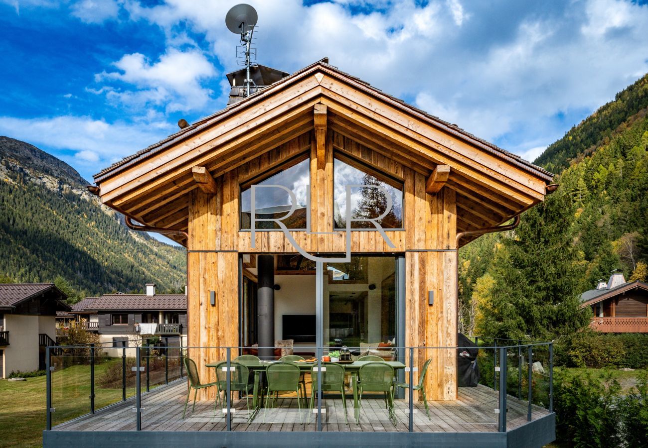 The exterior of Chalet les Côtés du Lavancher has a large balcony.