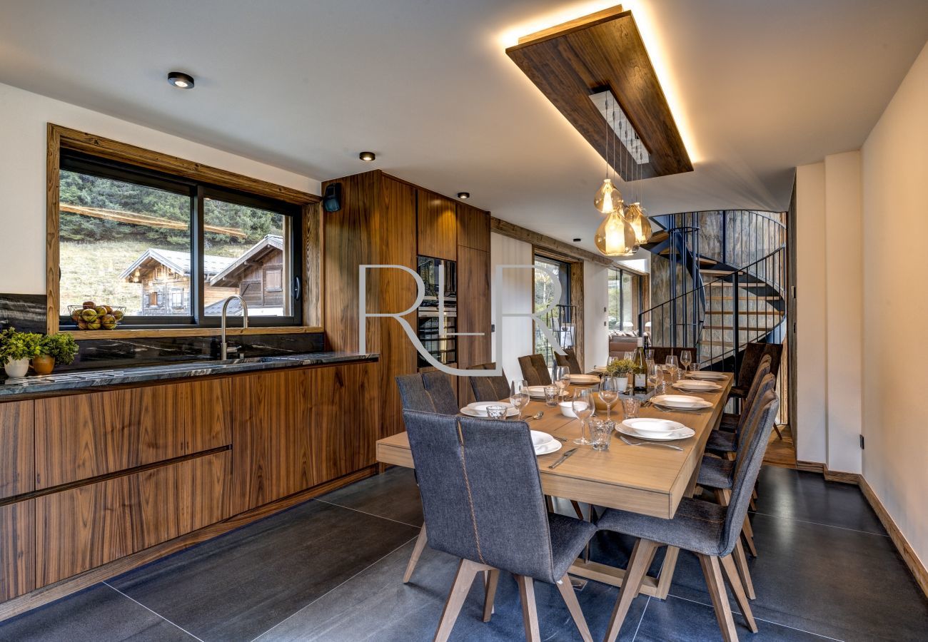 Chalet les Côtés du Lavancher has a dining table seating up to 12 people.