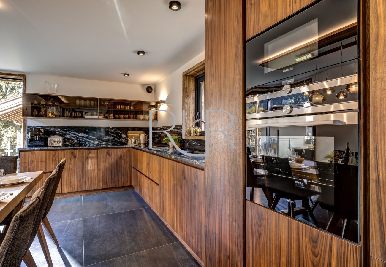 Chalet les Côtés du Lavancher has quality appliances and stone worktops in the kitchen.