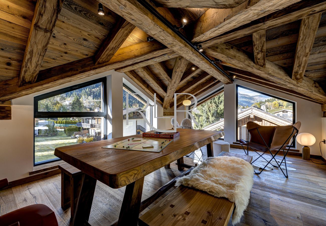 The mezzanine of Chalet les Côtés du Lavancher is perfect for working or playing games.