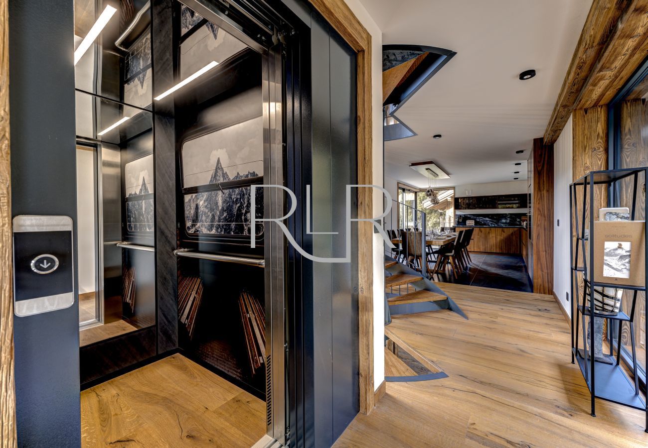 Chalet les Côtés du Lavancher has a lift opening onto the 1st floor living area.