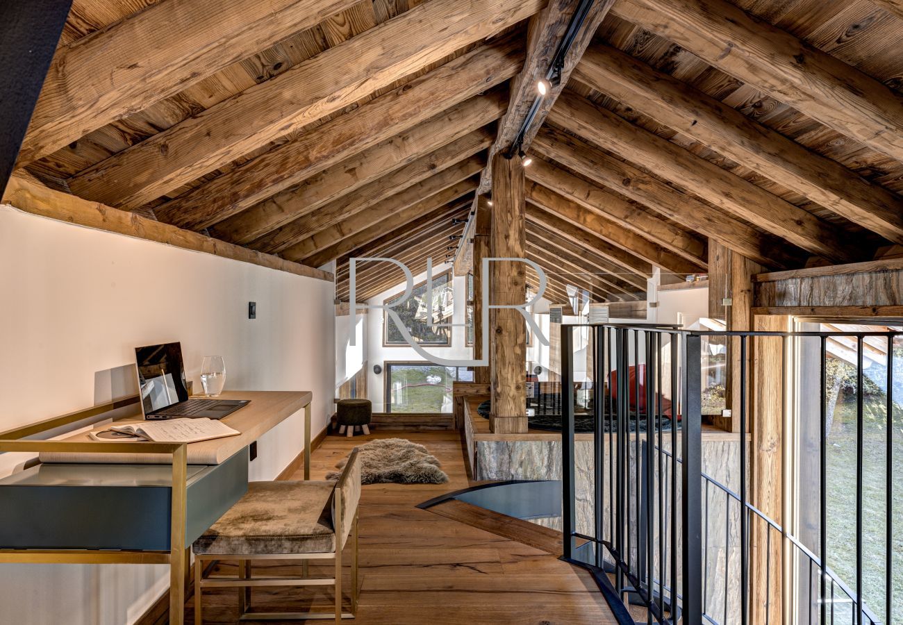 Stairs lead to a mezzanine level in Chalet les Côtés du Lavancher.