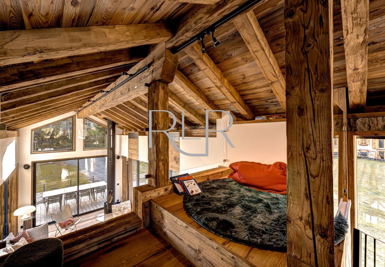 Chalet les Côtés du Lavancher has a reading corner with a view over the lounge.