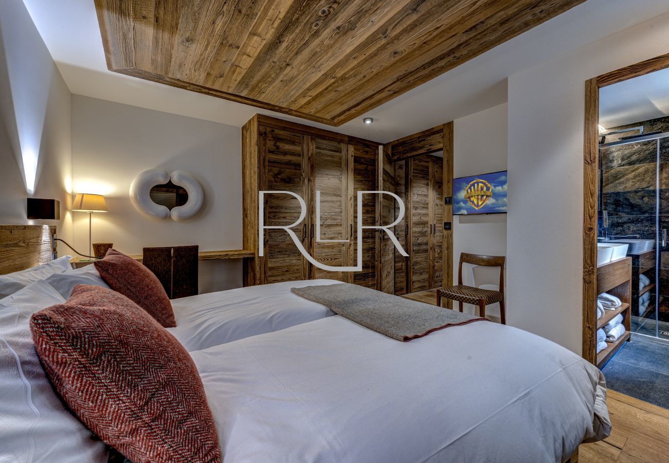 Chalet les Côtés du Lavancher is situated in a hamlet not far from Chamonix.
