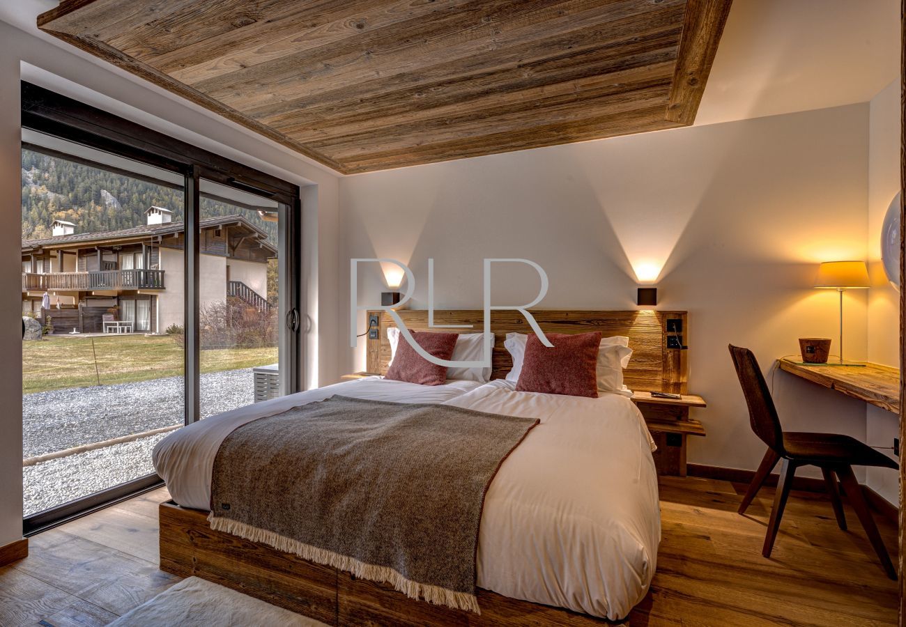 Bedroom 2 of Chalet les Côtés du Lavancher is a  flexible double or twin room with an ensuite.