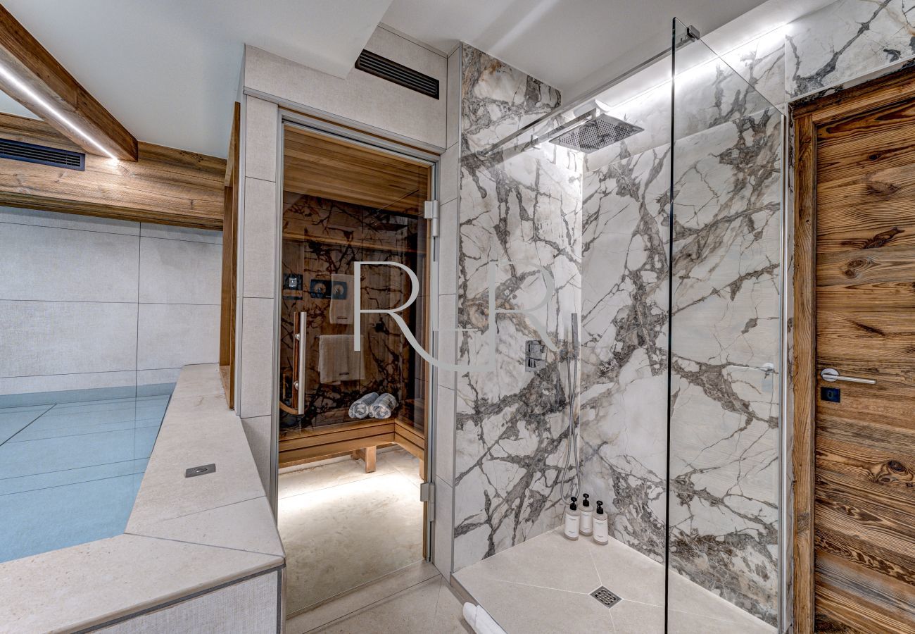 Chalet les Côtés du Lavancher  has a sauna and shower with toiletries.