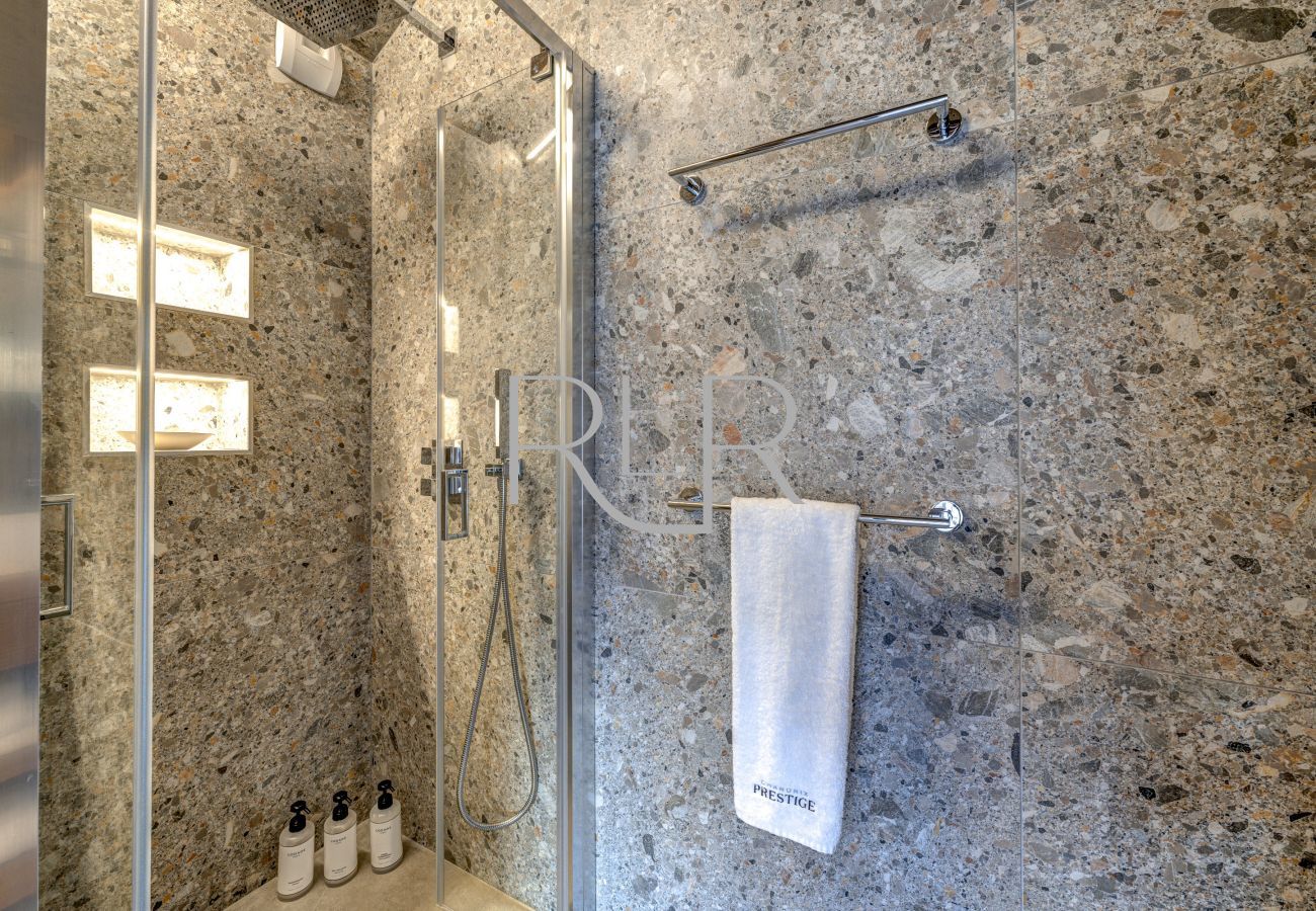 Bedroom 4 at Chalet les Côtés du Lavancher  has an ensuite shower and basin.