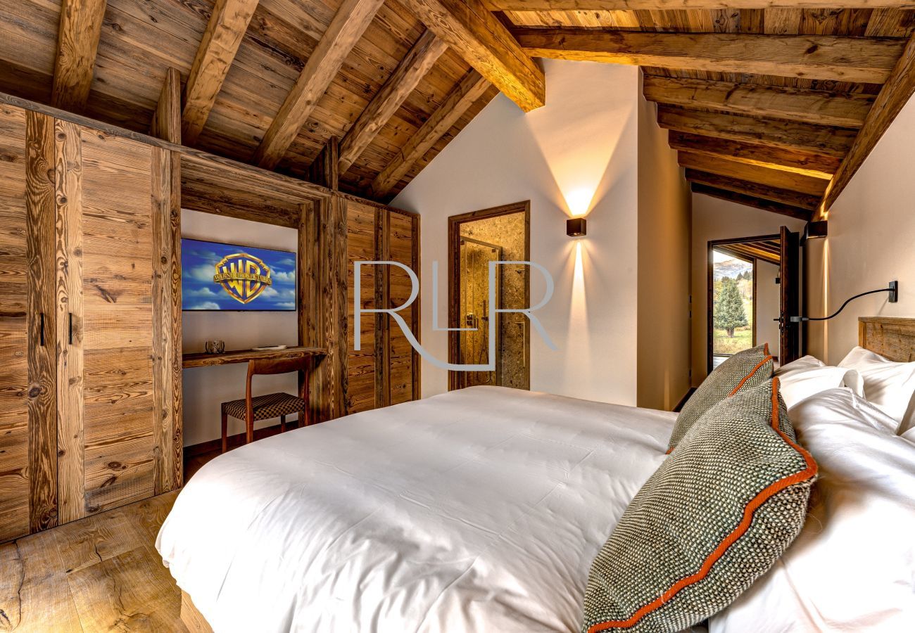 Bedroom 4 in Chalet les Côtés du Lavancher is a flexible double or twin room with ensuite.