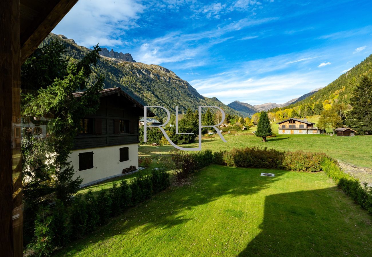 Chalet les Côtés du Lavancher  has a garden with views up to le Tour and the Balme ski area.