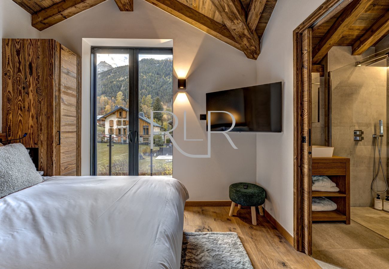 Bedroom 5 of Chalet les Côtés du Lavancher  is a double room with ensuite.