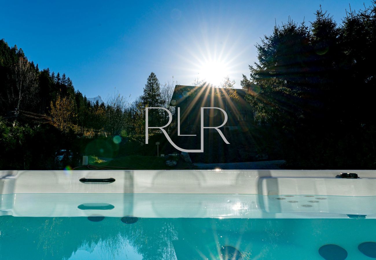 The Swim Spa at Chalet les Côtés du Lavancher offers the  option of a hot tub or outdoor swimming pool.