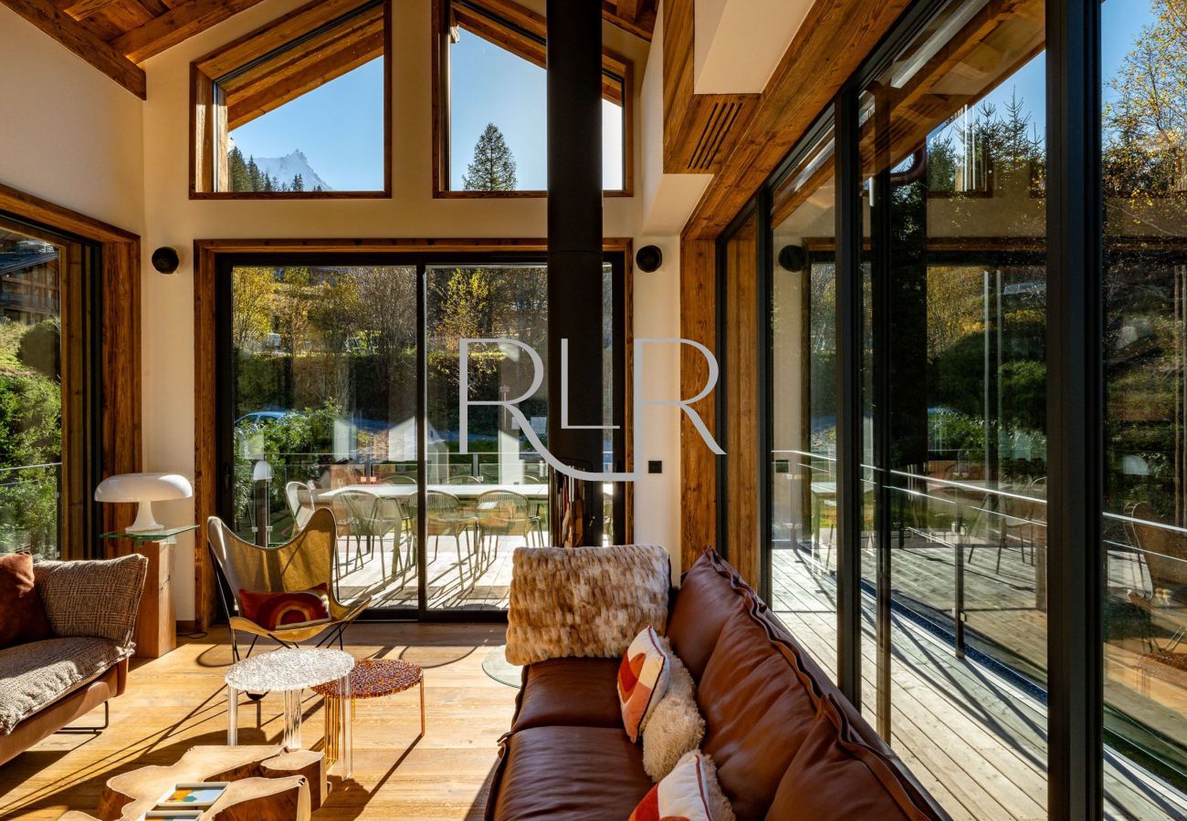 Chalet les Côtés du Lavancher has a triple aspect lounge with a view of the Aiguille du Midi.