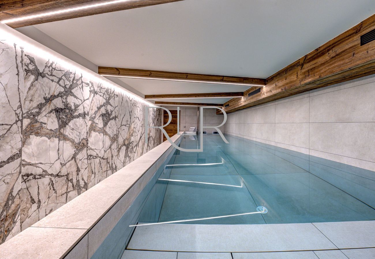Chalet les Côtés du Lavancher has a heated 10m indoor swimming pool (water temp 28°C).