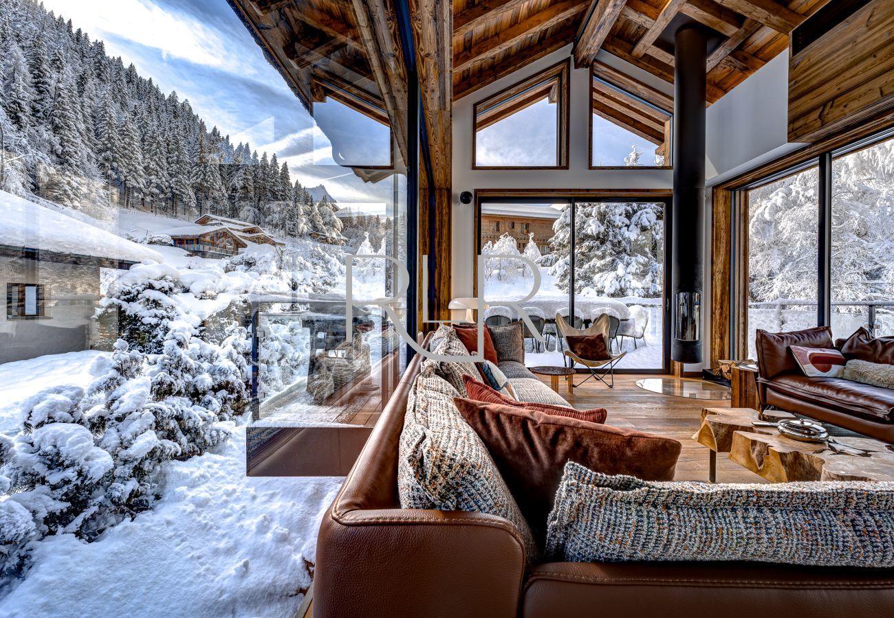 Chalet les Côtés du Lavancher has a wraparound, glass-sided balcony. 