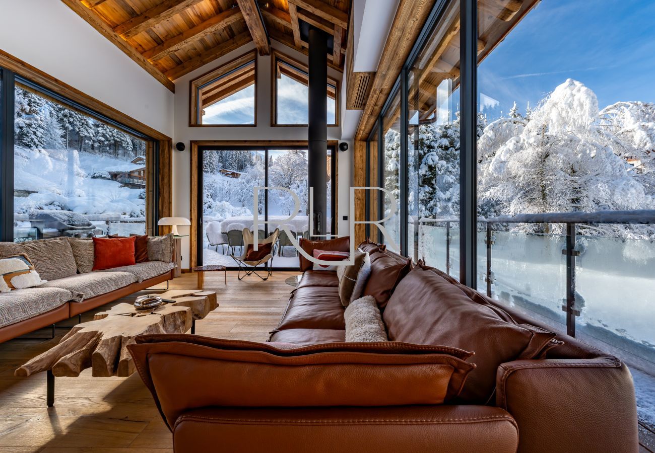 Chalet les Côtés du Lavancher has a triple aspect lounge with a view of the Aiguille du Midi.
