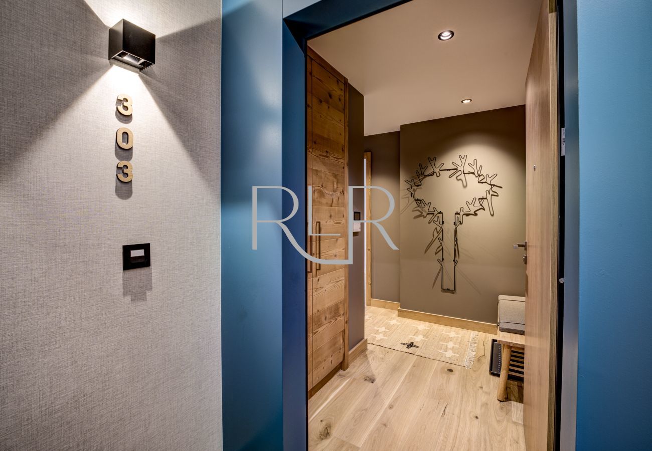 Blanc Mont Blanc 303 has an entrance hall with bench and storage.